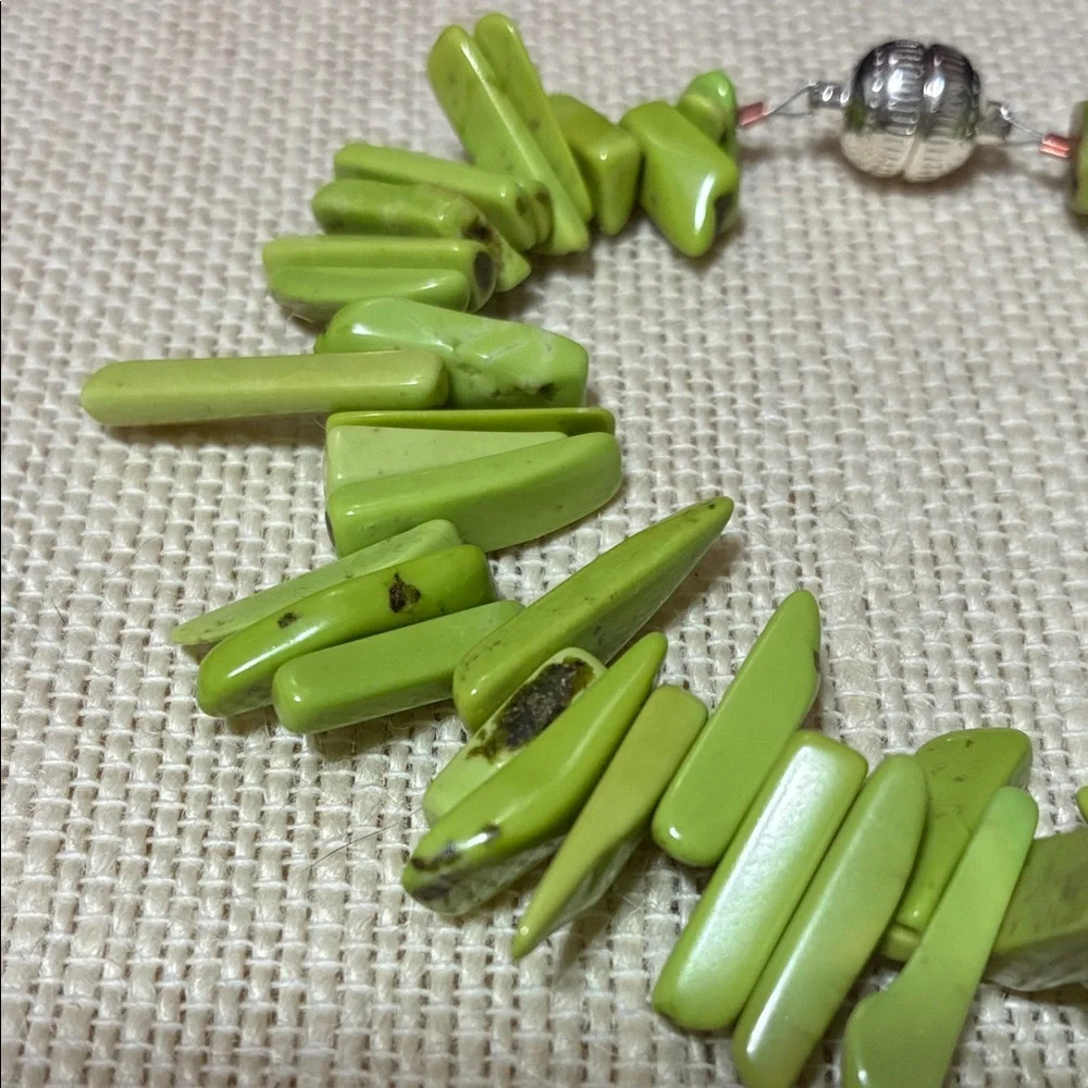 Green apple turquoise teeth gemstone magnetic clasp bracelet - Picture 2 of 8